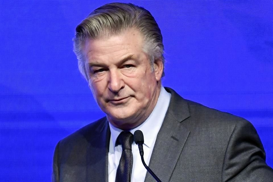 El actor Alec Baldwin regresó a 'Saturday Night Live' parodiando a Bret Baier en un sketch sobre Kamala Harris.