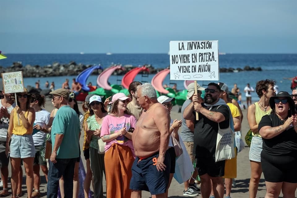 Un manifestante contra el turismo masivo en Tenerife.