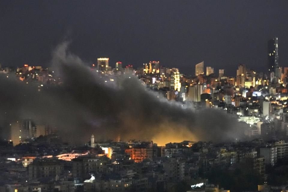 Un ataque israelí provoca una humareda en Beirut, la madrugada del 20 de octubre.