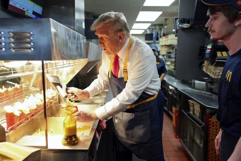 El candidato republicano a la presidencia de EU, Donald Trump,  'trabajó' un rato este fin de semana en un McDonald's para burlarse de Kamala Harris.