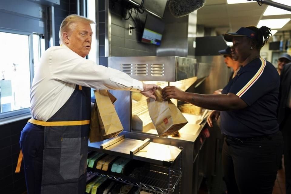 Después de que un empleado le mostrara a Trump cómo sostener la canasta de papas en el aceite, el ex presidente de EU tomó su turno e incluso ayudó a llenar algunas bolsas de esta botana.