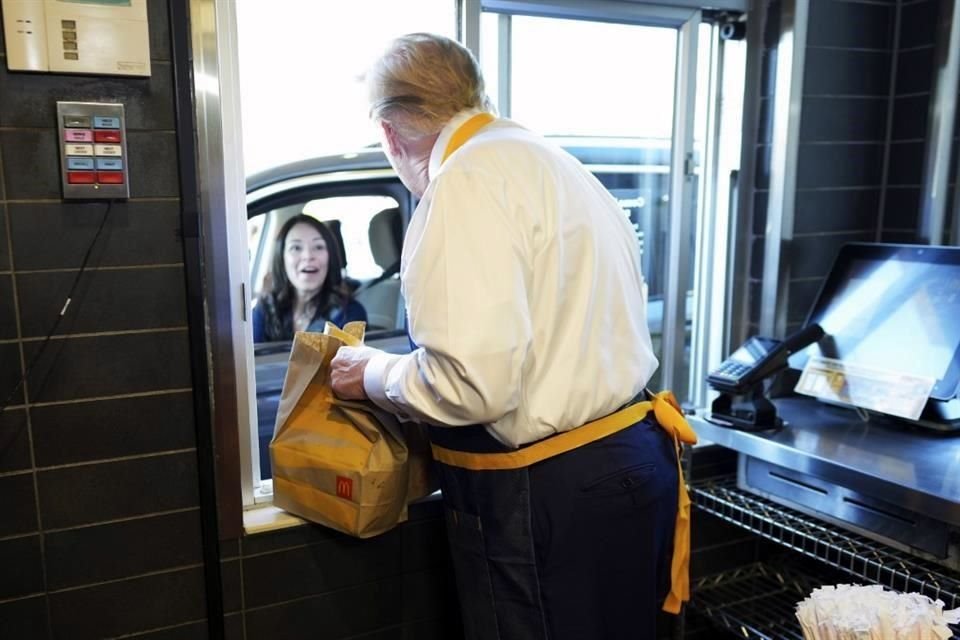 Durante la experiencia, Trump también sorprendió y atendió brevemente a varios comensales que usaron el servicio desde el auto del restaurante, aprovechando para tomarse selfies con el magnate.