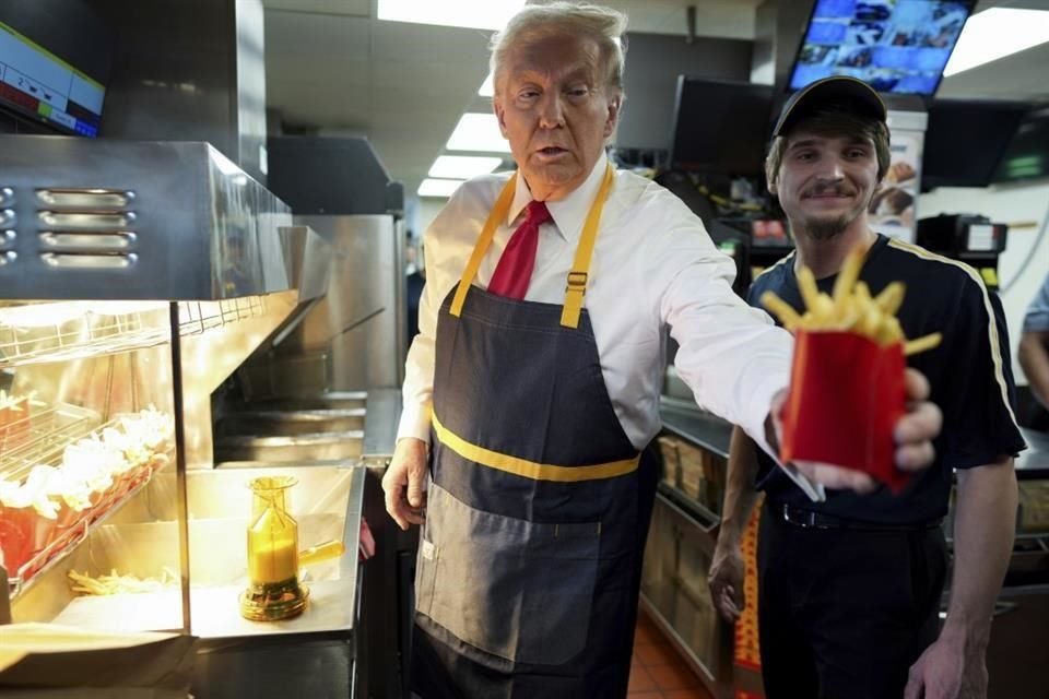 Donald Trump se puso un delantal (aunque sin quitarse su característico traje) para hacer papas fritas y hamburguesas mientras trabajó por unos minutos en un McDonald's de Pensilvania.