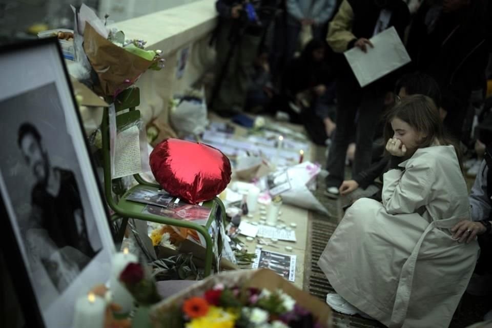 Cientos se fans se reunieron este domingo en una vigilia en los Jardines de las Tullerías de la capital francesa.