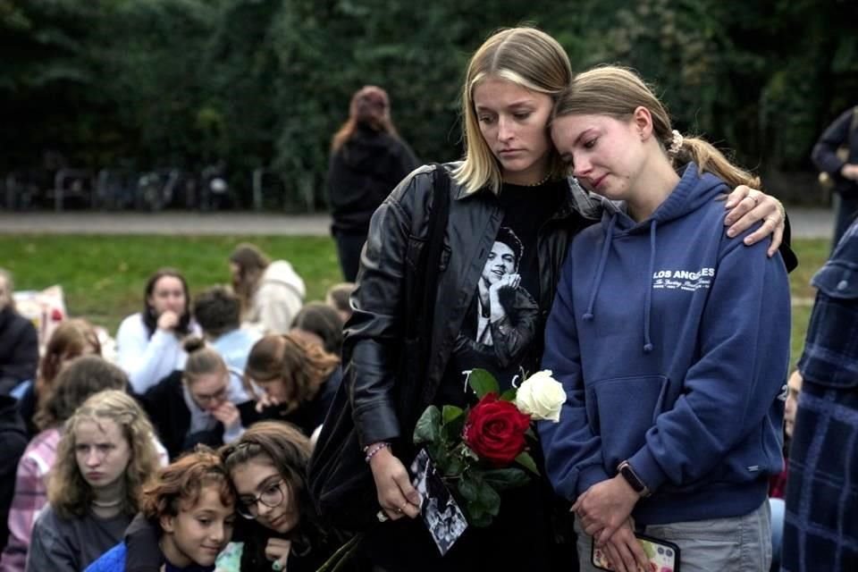 Seguidores de Payne se reunieron para rendir homenaje al fallecido cantante en Treptower Park en Berlín, Alemania.