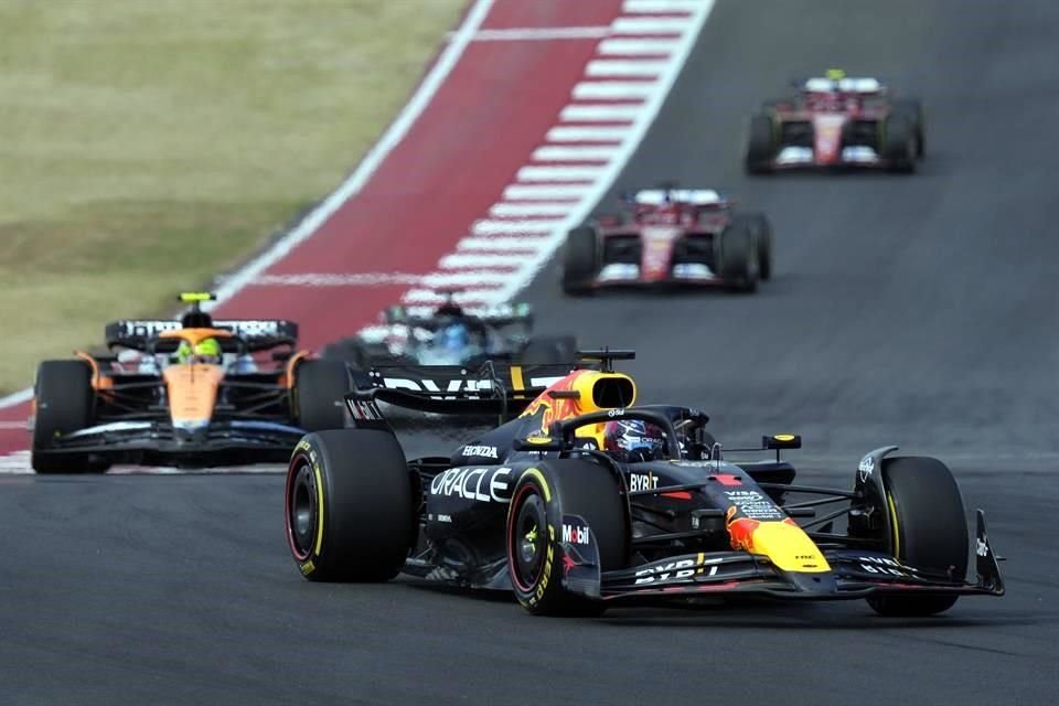 Max Verstappen defendió como un campeón la posición, pero en la vuelta 52 el McLaren de Lando Norris fue mejor, aunque una penalización le dio el podio al neerlandés.