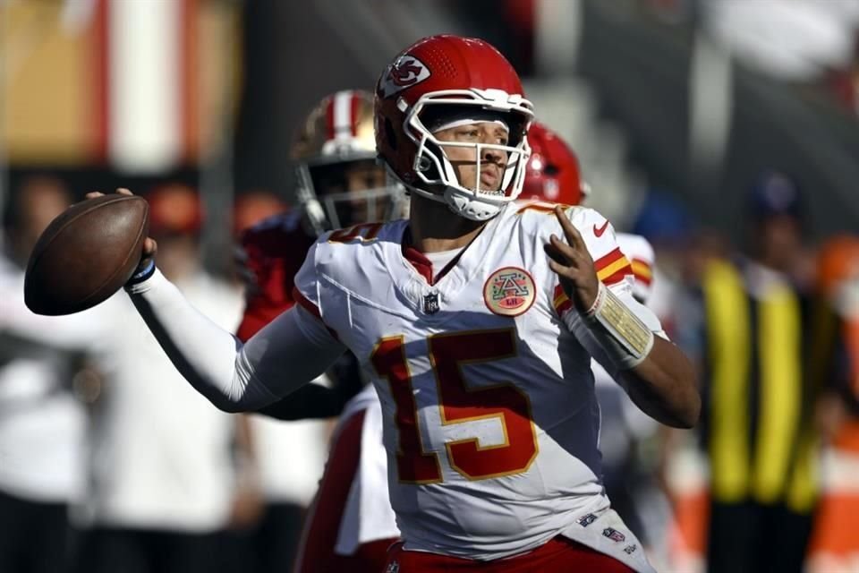 Patrick Mahomes lanzó para 174 yardas y fue interceptado dos veces, pero se mantuvo como la pesadilla de San Francisco.