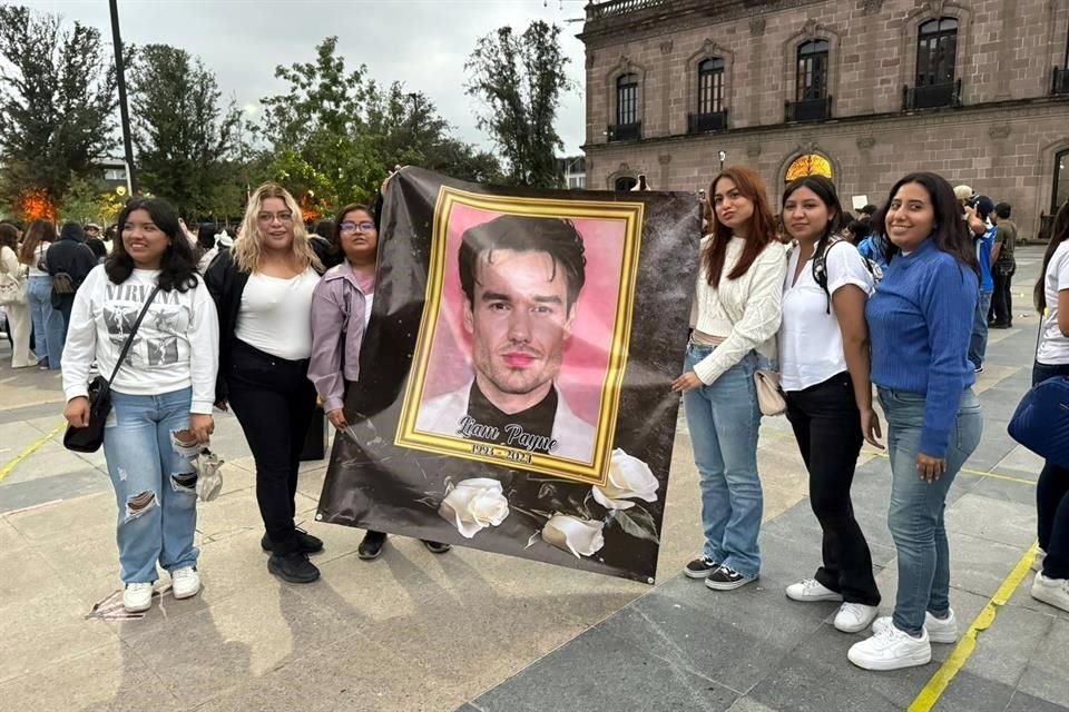 Lonas y fotos del artista resaltan en este sitio donde se han congregado en círculo para compartir anécdotas de cómo el cantante impactó en sus vidas.