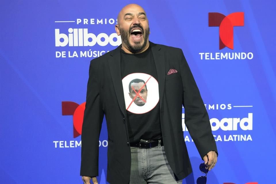 Lupillo Rivera robó miradas al posar con una camiseta con un estampado con la cara de Sean Combs tachada en rojo.