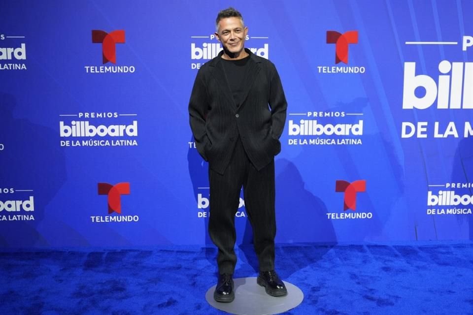 Alejandro Sanz lució un look sencillo en color negro para aceptar el premio a la trayectoria.