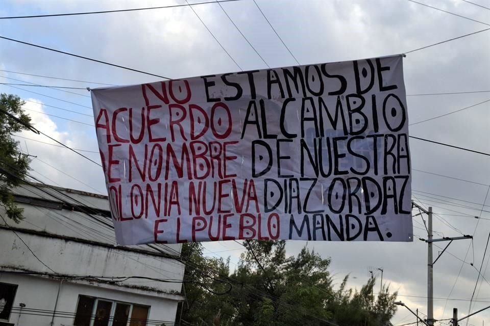 En plena calle fue colocada una lona en la cual se puede leer la posición de los vecinos al rechazo del nuevo nombramiento de la colonia, destacando la frase 'El pueblo manda'. 