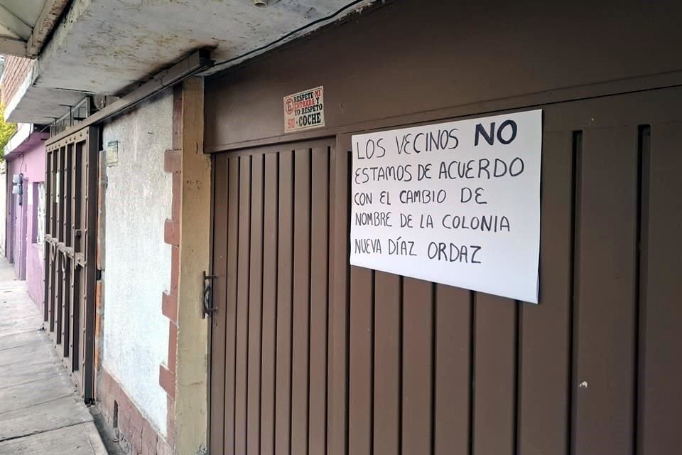 Vecinos colocaron cartulinas en las que manifiestan su rechazo al cambio de nombre de la Colonia Nueva Díaz Ordaz.