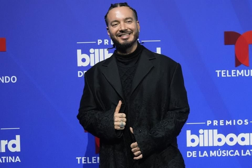 J Balvin lució sonriente y elegante con un saco oversized en color negro.