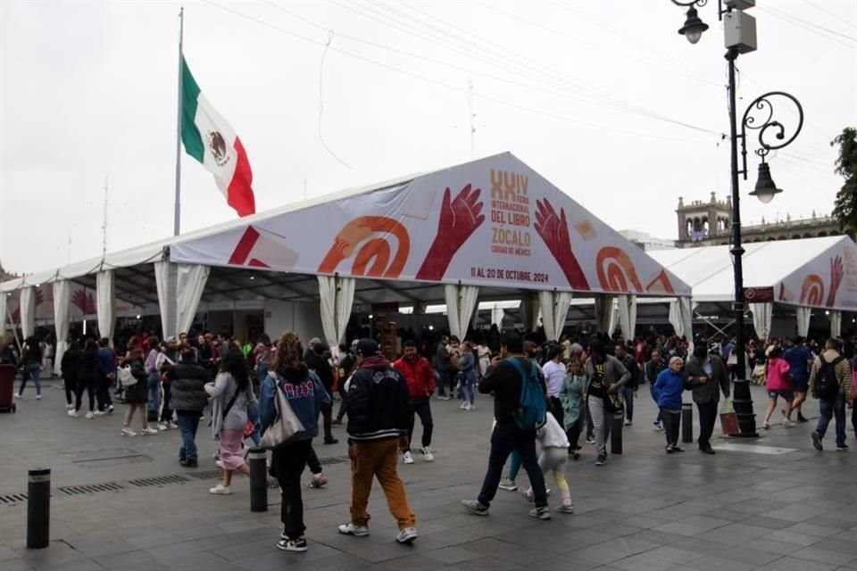 Este domingo cerró la Feria Internacional del Libro del Zócalo; cientos de lectores acudieron a sus stands.