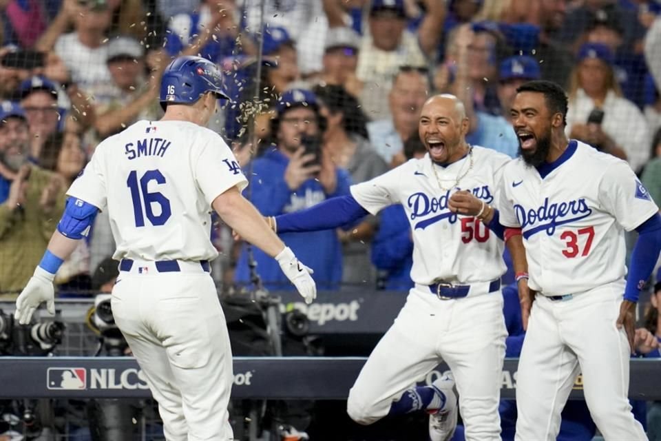 El catcher Will Smith celebró un cuadrangular de dos carreras con Mookie Betts y Teoscar Hernández.