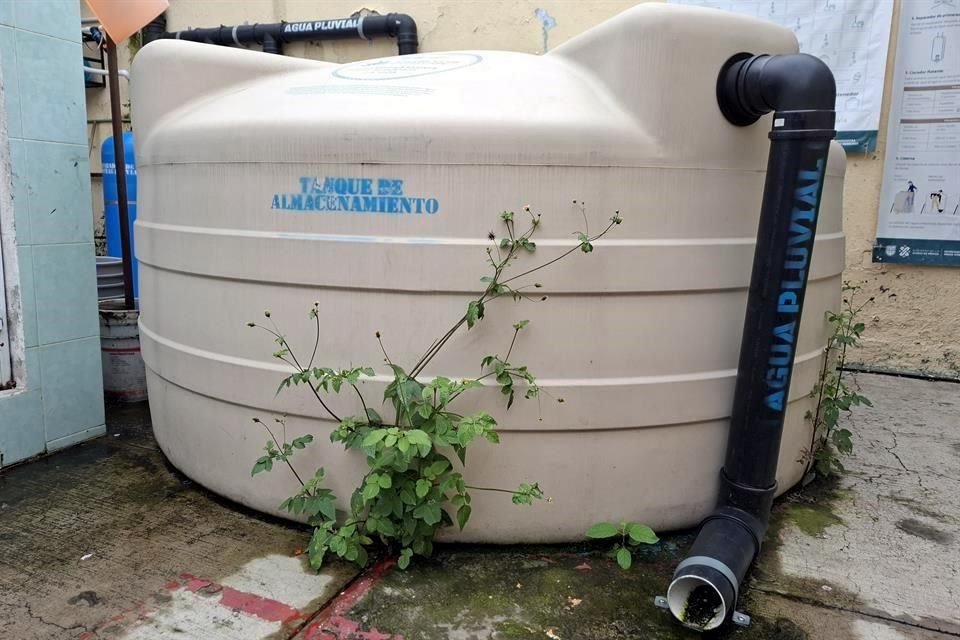 El agua que es captada a través de este sistema es usada principalmente para los sanitarios y labores de limpieza.