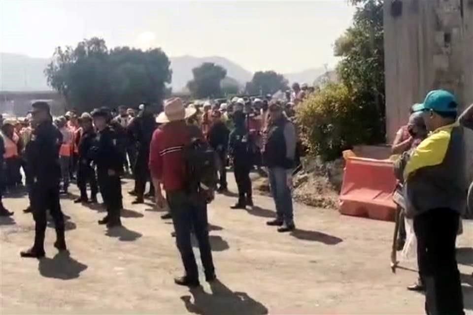 Inconformes intentaron detener la obra el jueves, desatando un enfrentamiento con trabajadores y militares.