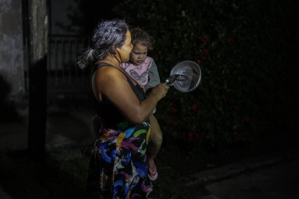 Residentes protestan durante un apagón golpeando cacerolas y sartenes en La Habana, el Cuba, el 20 de octubre de 2024.