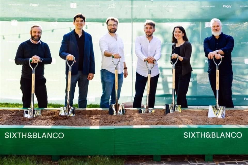 Arquitectos e inversionistas tomaron las palas para marcar el inicio de construcción de la obra.