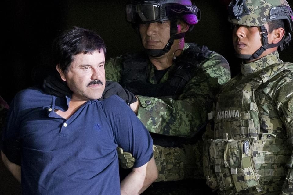 Joaquín 'El Chapo' Guzmán escoltado por soldados mexicanos en la Ciudad de México, el 8 de enero del 2016.