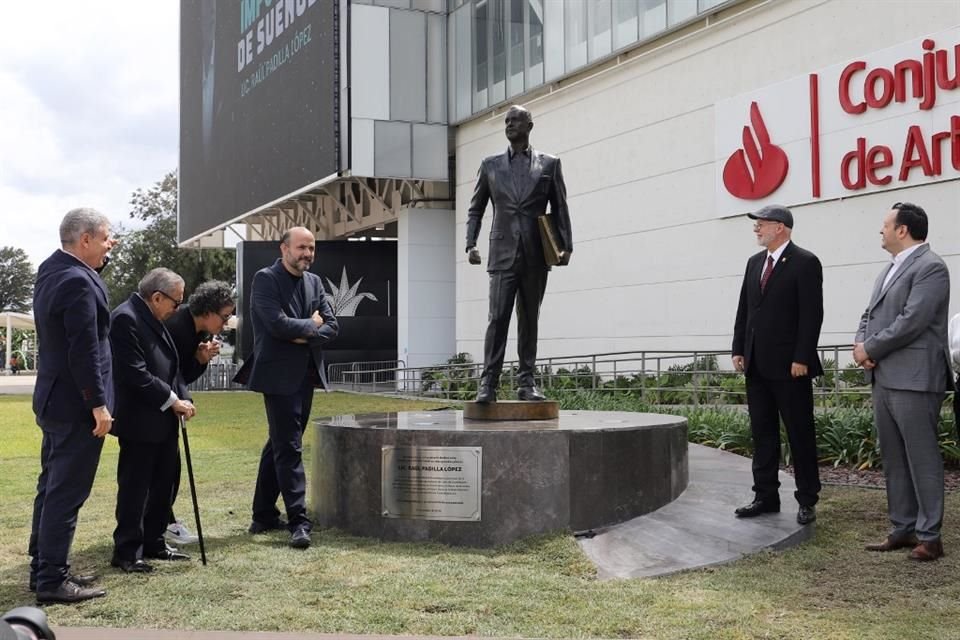 La escultura de Raúl Padilla López fue colocada en la Plaza Bicentenario del Centro Cultural Universitario de la UDG. 