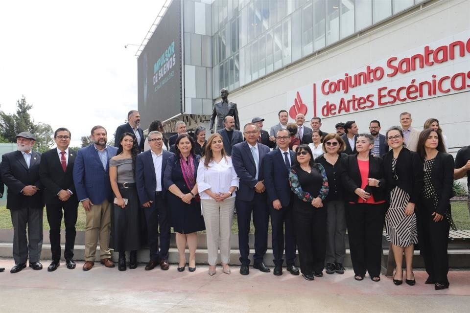 Familiares, autoridades universitarias y amigos estuvieron presentes en la develación de la pieza. 