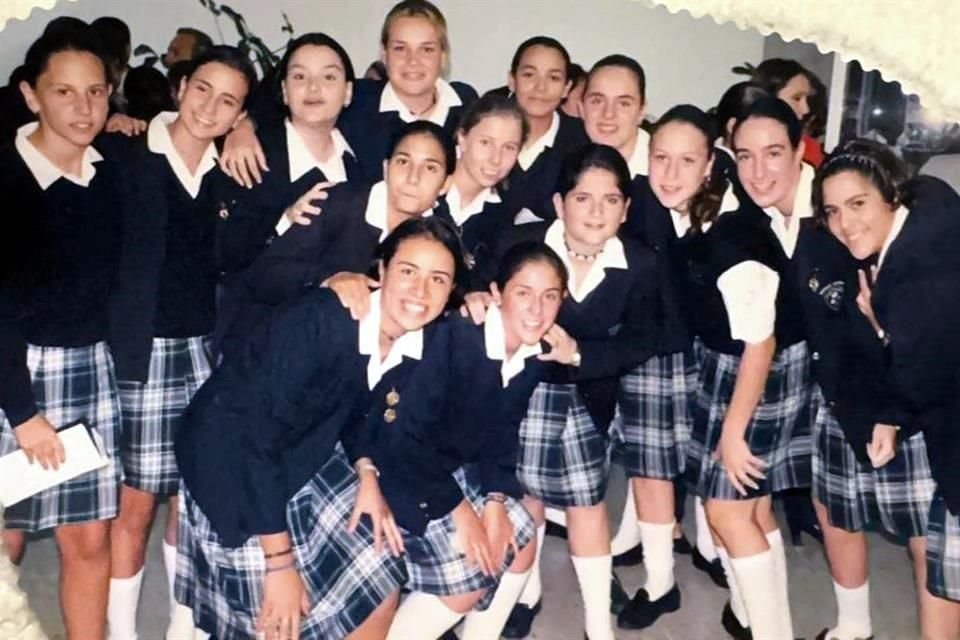 Las chicas del Instituto Rosedal, en tercero de secundaria, durante la entrega de medallas a fin de año.