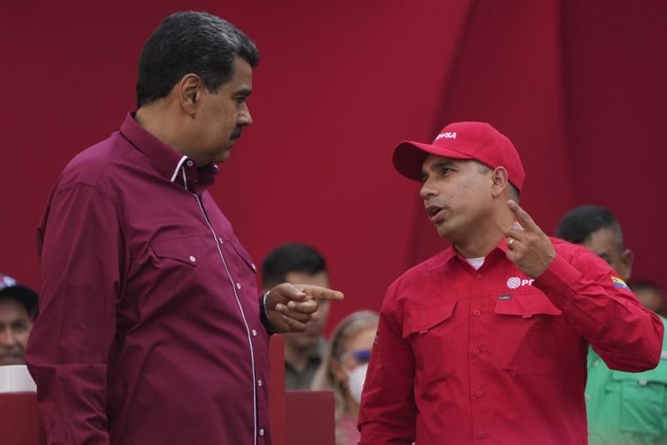 El Presidente Nicolás Maduro habla con el ex Ministro Pedro Tellechea durante un evento en Caracas el 1 de mayo del 2023.