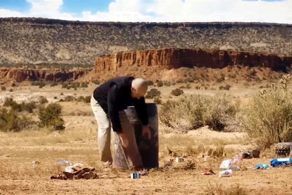 El comercial muestra a White haciendo rodar un tambo de acero en el remoto desierto de Nuevo México antes de usarlo para recoger la basura a mano.