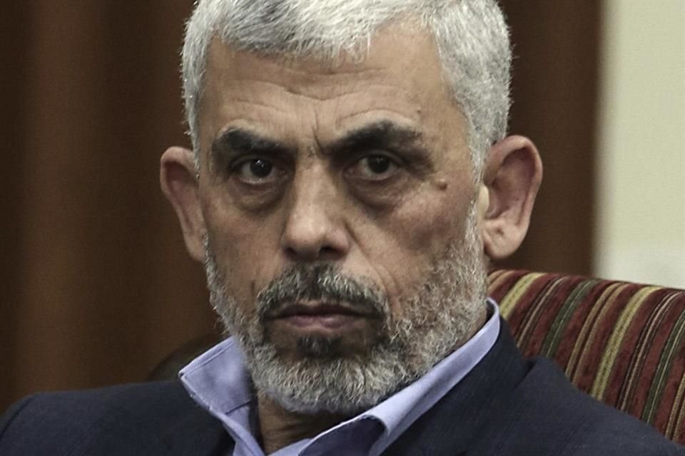 El líder de Hamas Yahya Sinwar, participa en una reunión con el jefe de inteligencia general de Egipto, Khaled Fawzy, y otros funcionarios, en Cuidad de Gaza, el 3 de octubre de 2017.