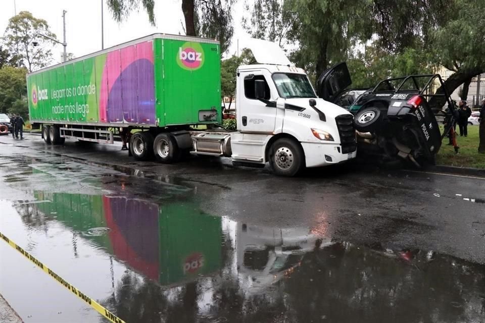 Un policía falleció tras impactarse de frente con un tráiler, en la Alcaldía Iztacalco.