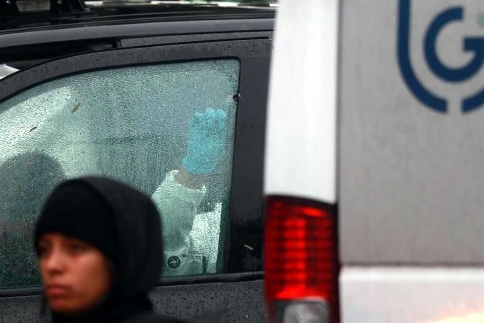 Servicios periciales hallaron dos orificios en el cristal de la unidad, por lo que indagan un posible ataque a balazos.