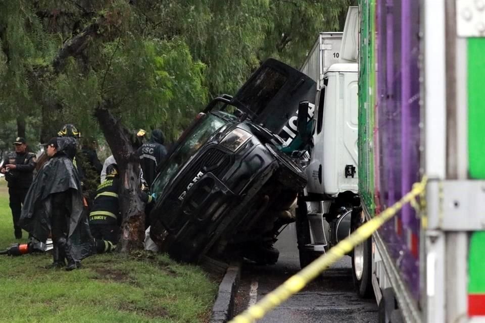 Un segundo oficial que viajaba como acompañante resultó con lesiones menores.