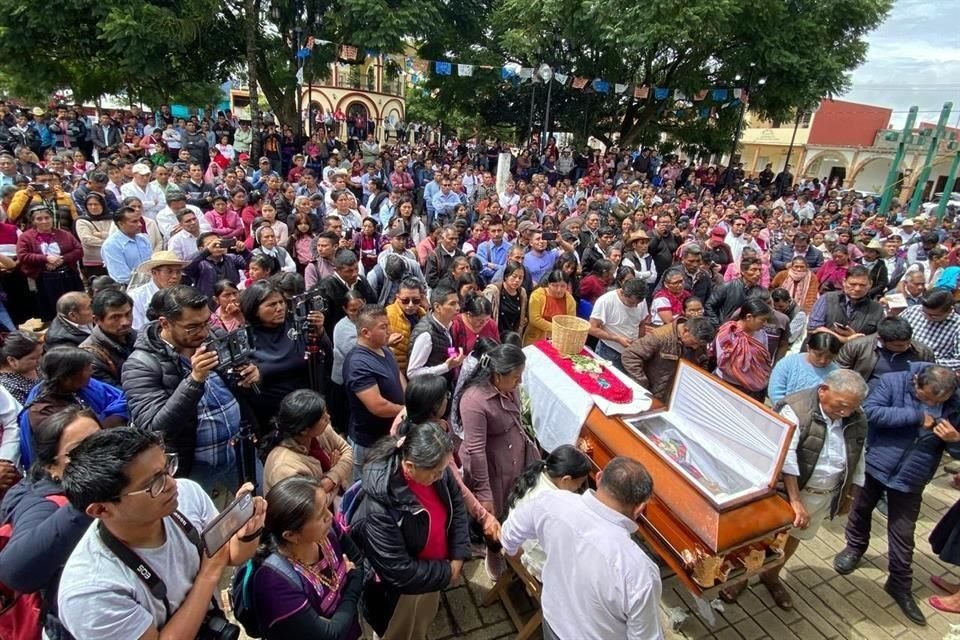 Cientos de personas viajaron desde Tuxtla Gutiérrez, capital del estado, y municipios como Simojovel, Aldama, Chenalhó, Chilón, Chalchihuitán, Socoltenango, y Comitán, para despedir al párroco.