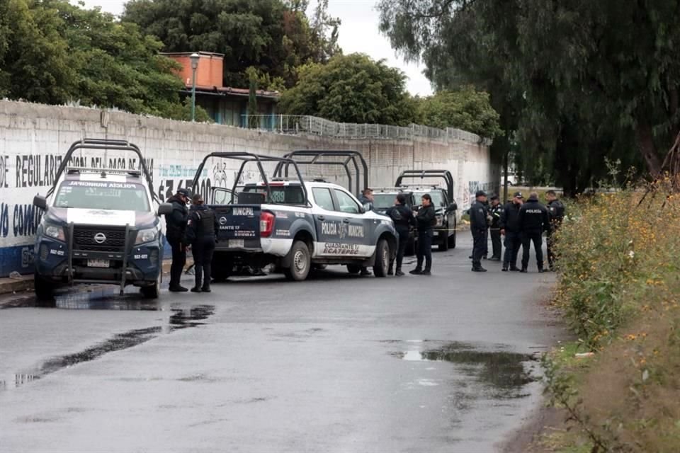 Policías cerraron la circulación tras el hallazgo de un cadáver mutilado, a un costado de la carretera federal México-Texcoco.