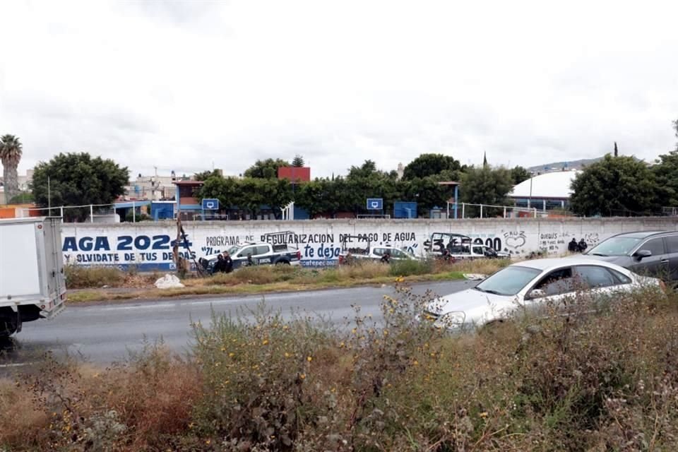 Autoridades estimaron que el cuerpo fue arrojado de un auto en movimiento.