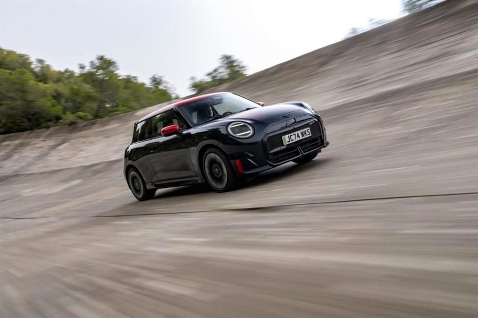 MINI JCW Electric es la primera versión cero emisiones de esta línea deportiva.