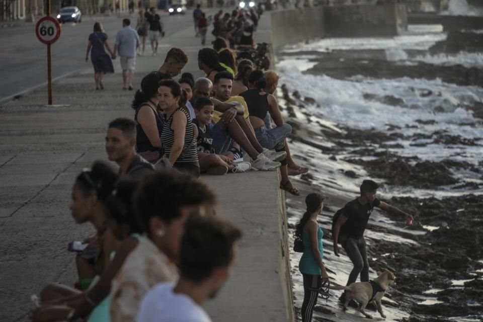 Residentes pasan el tiempo en la Habana durante un apagón el 20 de octubre del 2024.