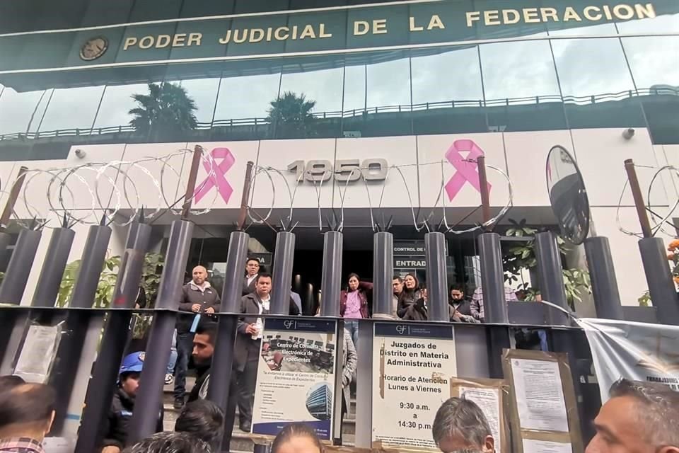 Trabajadores del PJF no permitieron que reanudarán sus actividades los 17 Juzgados de Distrito en Materia Administrativa de la CDMX.