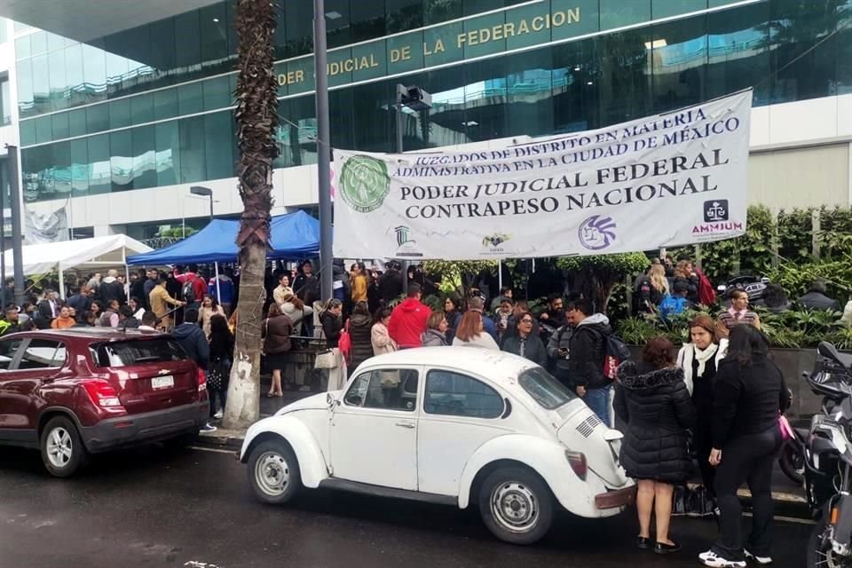 Un grupo de más de cien oficiales judiciales, actuarios y secretarios llegaron a la sede de Periférico Sur 1950, Colonia Tlacopac, para continuar con el paro de labores contra la reforma al PJ.