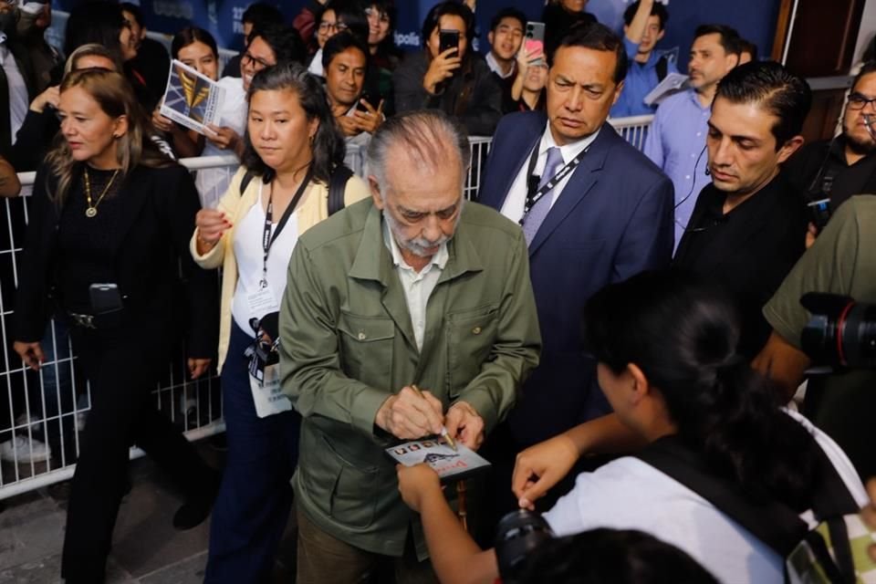 Francis Ford Coppola repartió algunos autógrafos entre los fans presentes en el FICM.