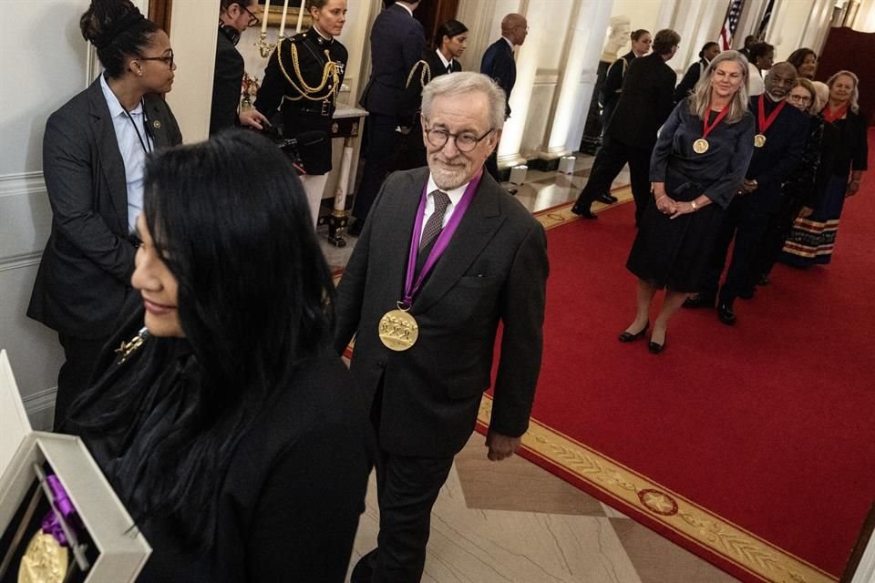 El realizador Steven Spielberg lució un semblante alegre tras recibir la medalla.