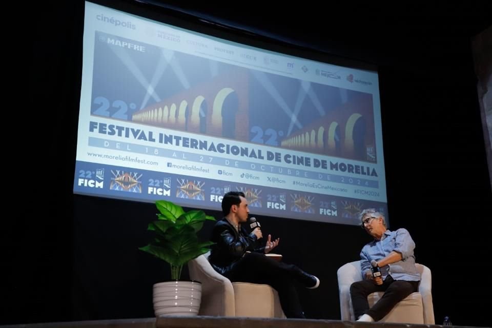 'No se debe convertir lo infinito en lo finito. Estuve conversando con Rodrigo Prieto, va a sacar Pedro Páramo. Es Rodrigo amigo mío, pero la voy a ver (su película) así (tapándose los ojos)', dijo.