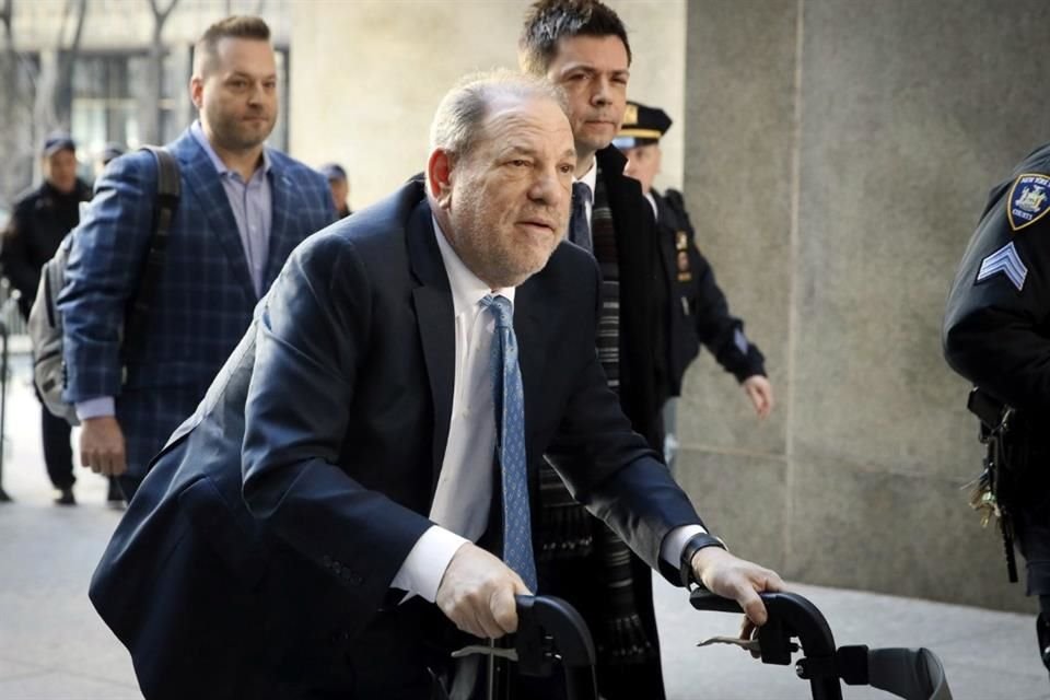 Mientras espera su segundo juicio, el ex productor Harvey Weinstein fue diagnosticado con leucemia mieloide crónica, según fuentes.