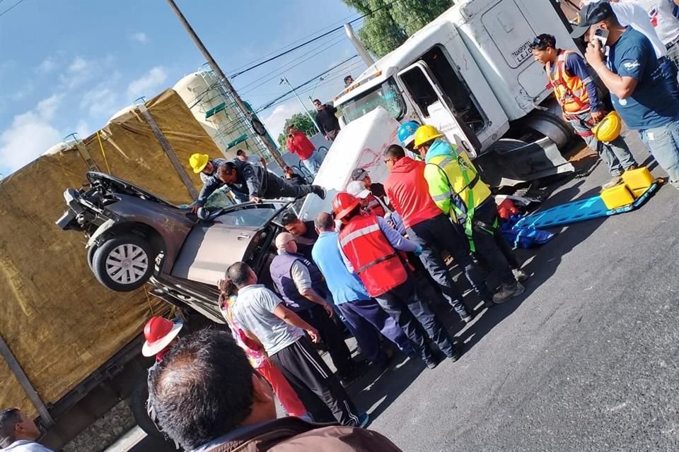 En el accidente estuvieron involucrados dos vehículos de carga, un camión de transporte público y al menos seis automóviles.