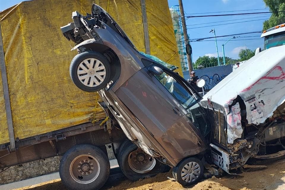 Al menos 10 personas resultaron heridas y fueron hospitalizadas por servicios de emergencia.