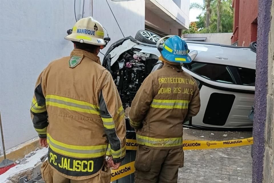 Una mujer de la tercera edad chocó contra un muro y cayó un piso, cuando maniobraba en el estacionamiento del Club Atlas Chapalita.