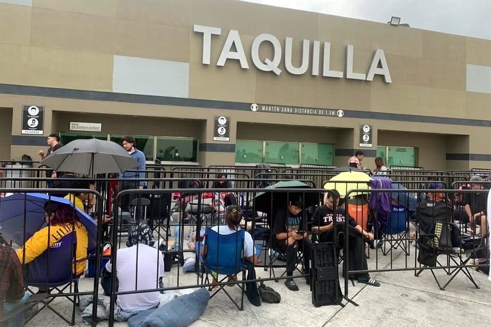 Más de 400 personas aguardaban este mediodía su momento para llegar a las taquillas del Auditorio Citibanamex.