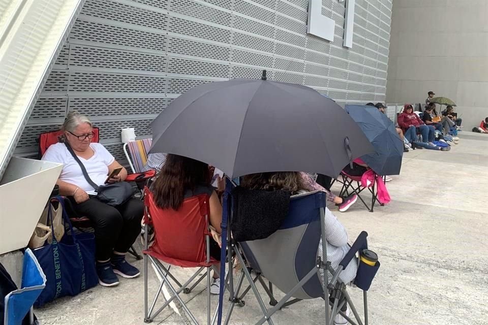 En la fila predominan los jóvenes, y algunos de ellos acudieron con sus papás.