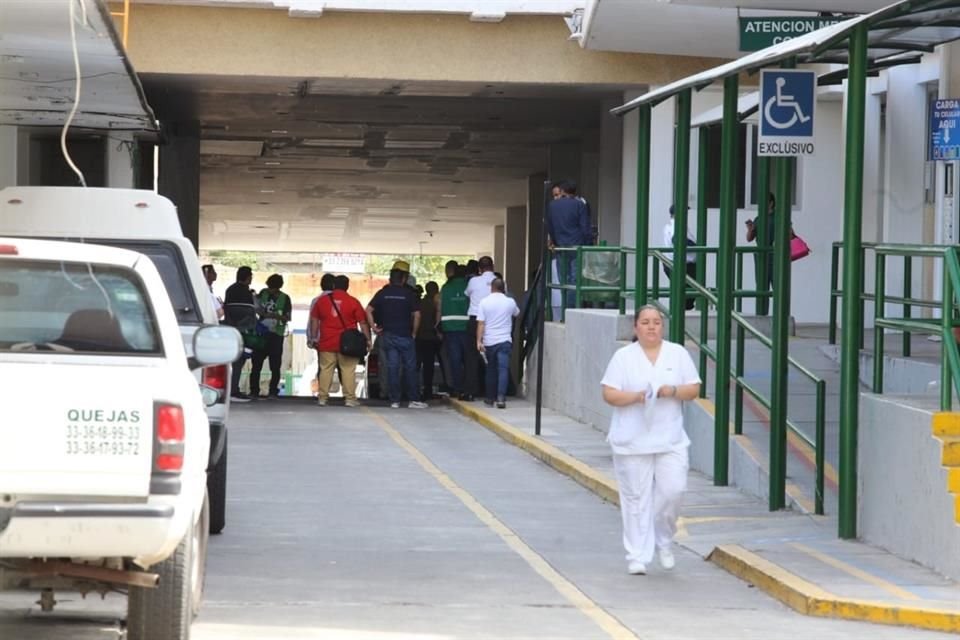 Personal de Protección Civil de Guadalajara evalúa los daños del derrumbe.